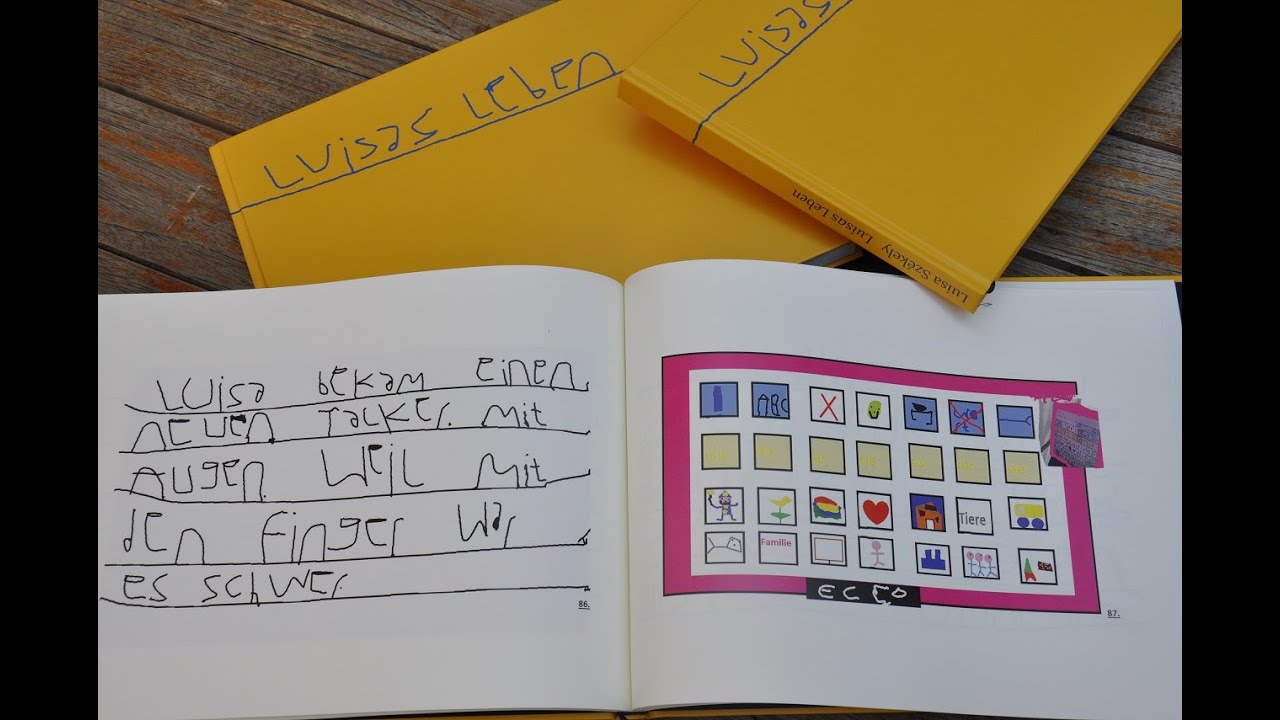 Luisa malt Schreibschrift am PC