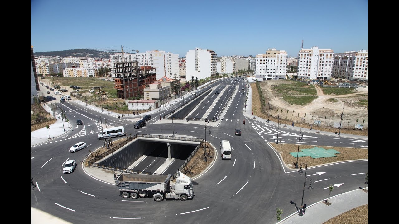 شاهد اللحظات الأولى لإفتتاح نفق مسنانة بطنجة في وجه حركة المرور