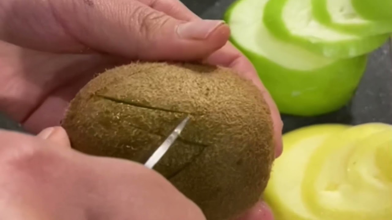 Préparation d’un plateaux de fruit pour un événement