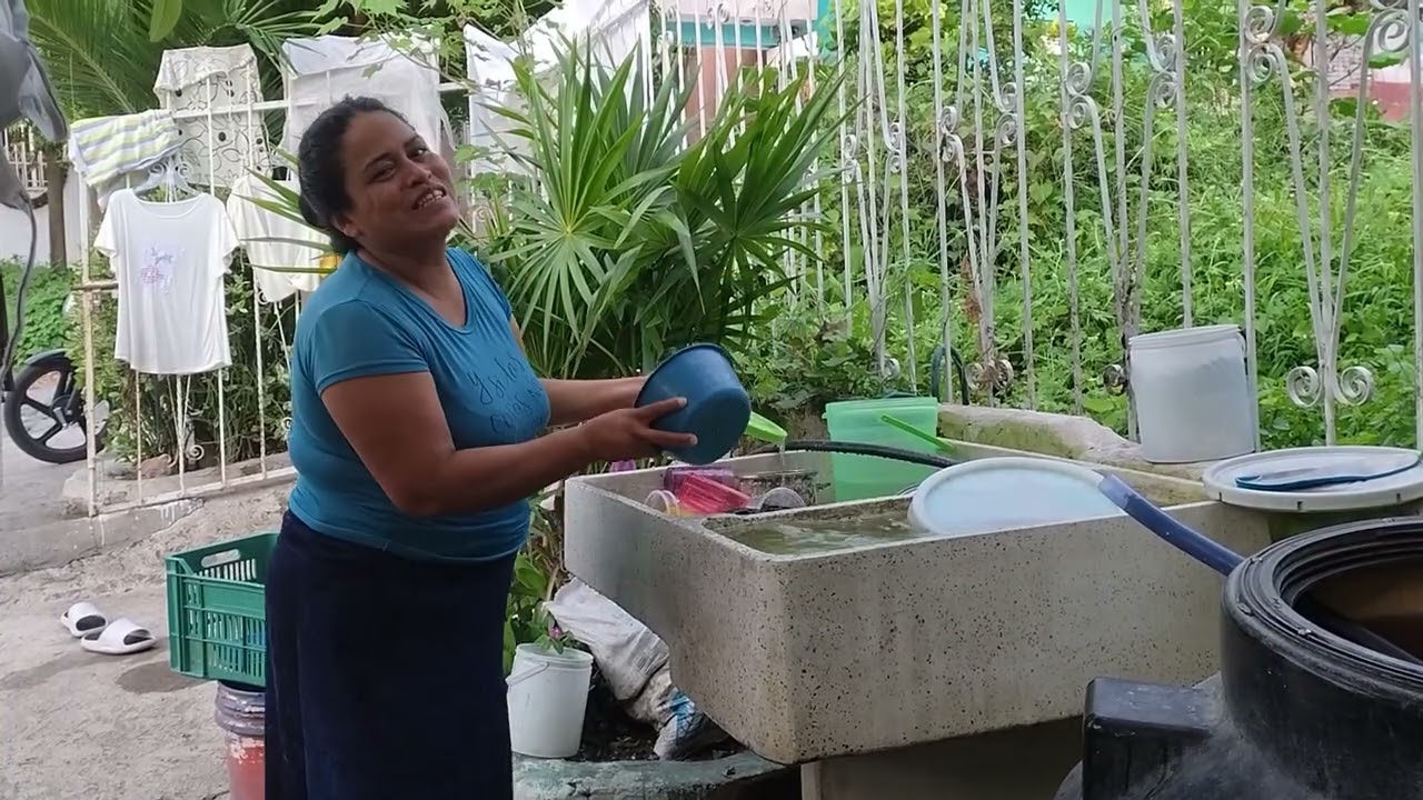 Aquí lavando los trastes.