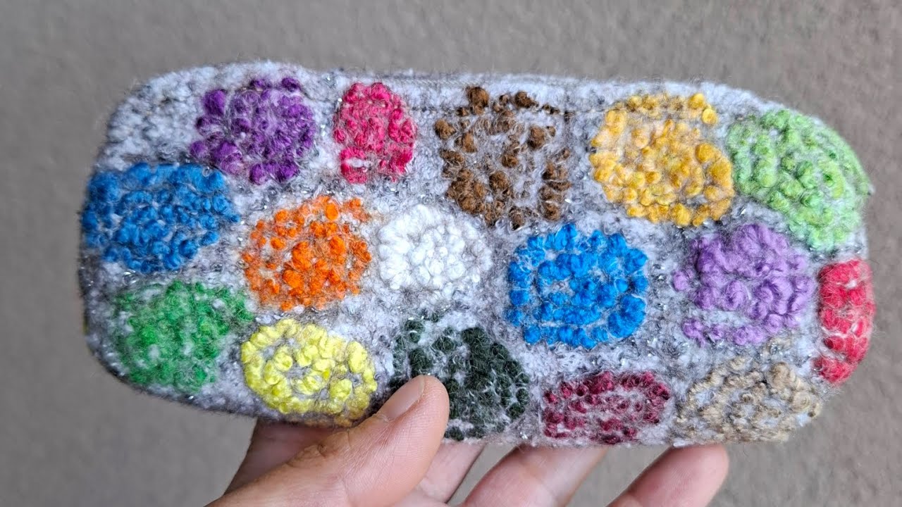 Валяный очечник с марлей и пряжей, Felted eyeglass case with gauze and yarn