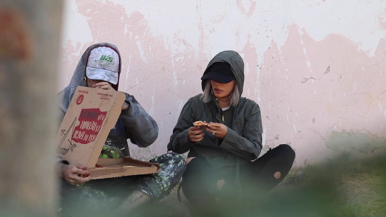 LE DAMOS PIZZA A ESTE VAGABUNDO Y NOS DA UNA LECCIÓN DE VIDA!