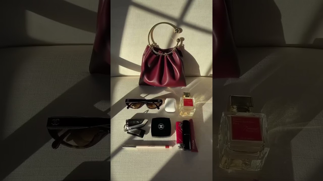What&rsquo;s in my burgundy ring handle bag 🍷❤️
