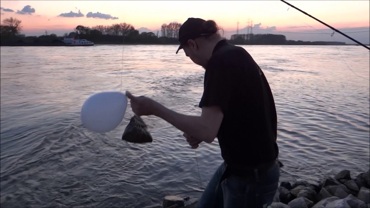 Welsmontage Ballon Steinmontage vom Ufer ohne Boot am gro&szlig;en Fluss