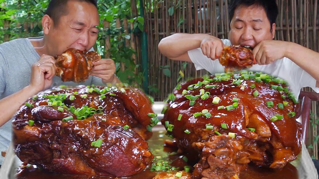 老弟鐵鍋燉超大肘子，哥倆一手一個，大口吃肉大口喝酒真過癮！ 【鐵鍋視頻】