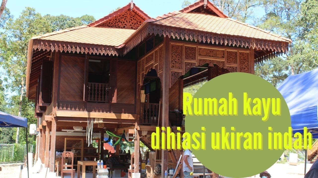 RUMAH KAYU dihiasi keindahan seni ukiran