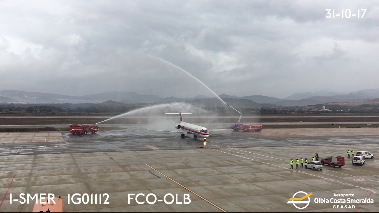 All'Aeroporto di Olbia lo spettacolare saluto all'MD 80 Meridiana