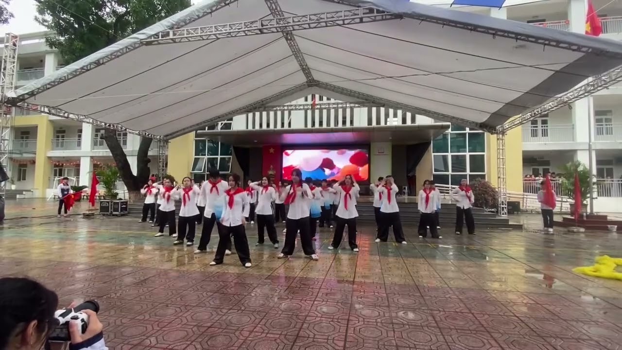 GIẢI NHẤT Flashmob: Hò vươn mình x Việt Nam muôn đời [LMCĐ 1 - THPT Mê Linh]