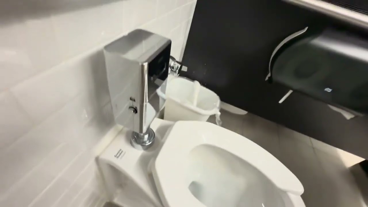 NEWER AMERICAN STANDARD EVERCLEAN HURON ADA TOILET 