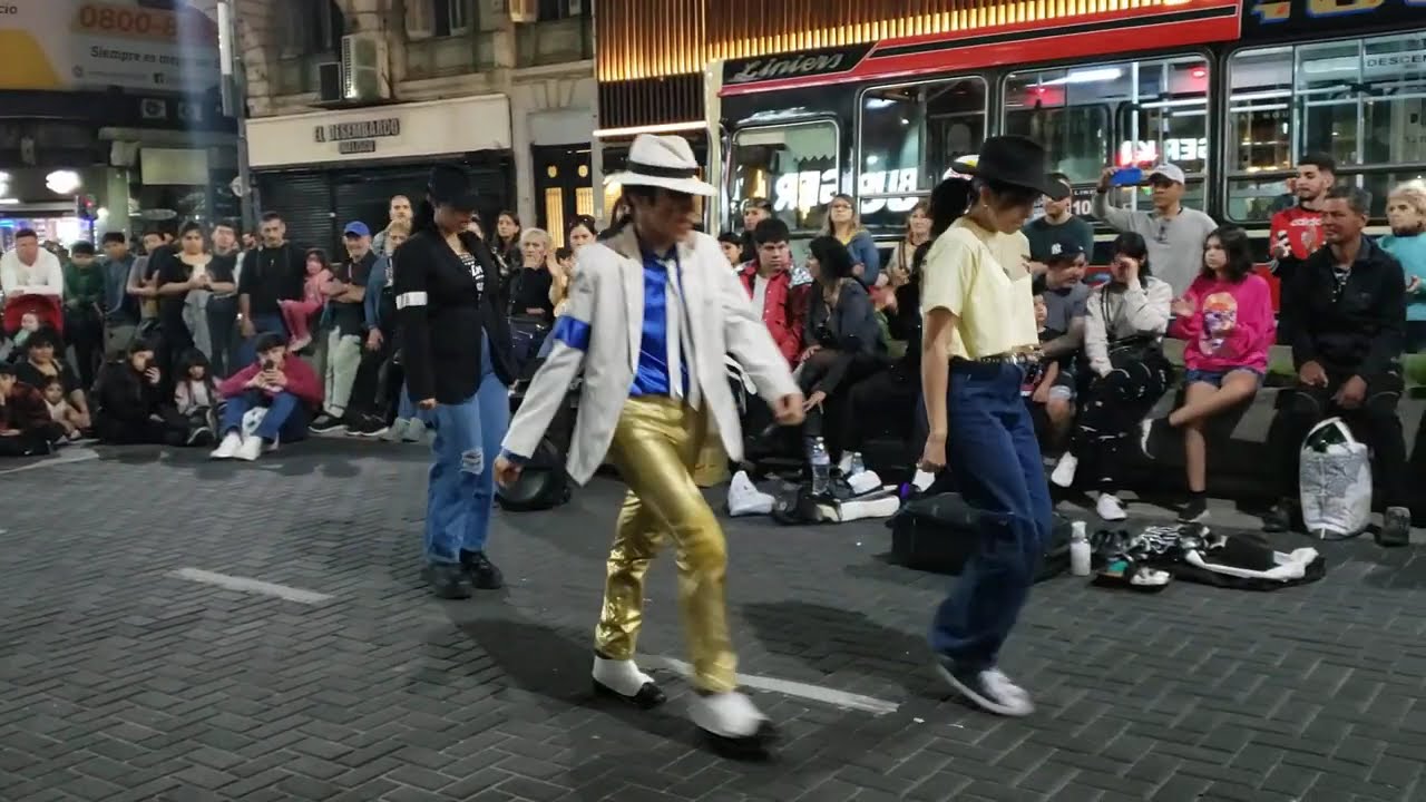 Imitando o Michael Jackson