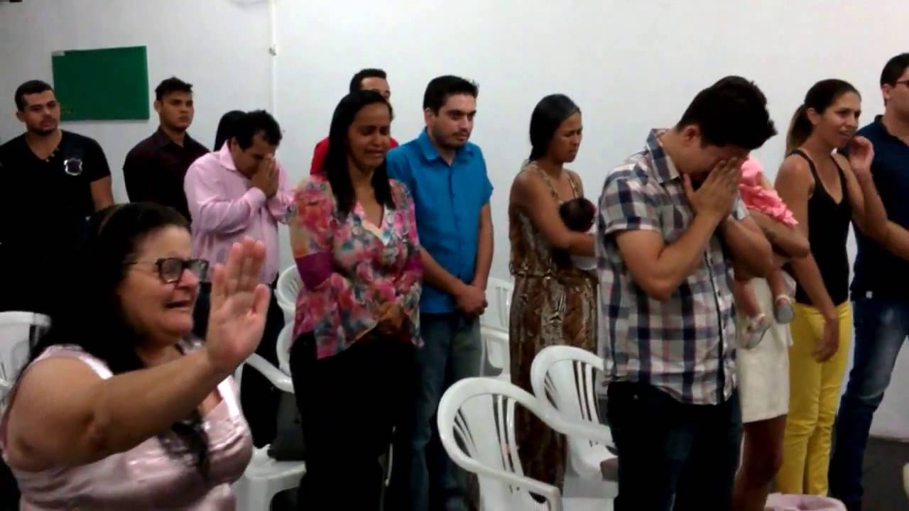 Indigente pide cantar (e impacta con su voz)