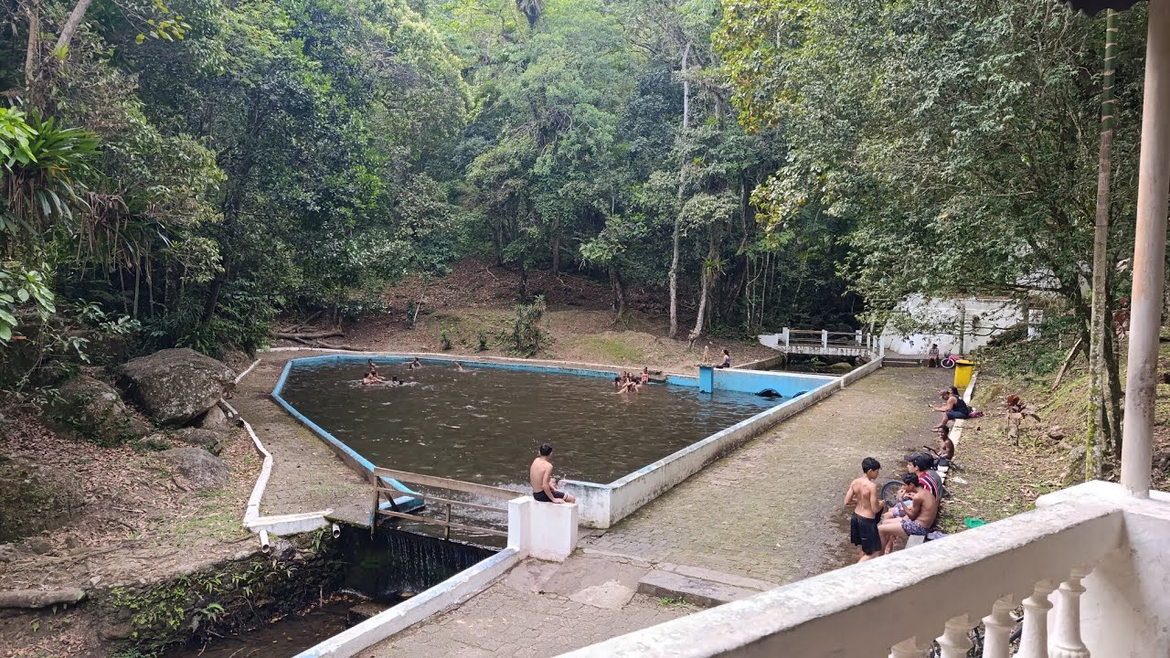 Essa piscina com água mineral da serra gratuita para quem vem visitar 