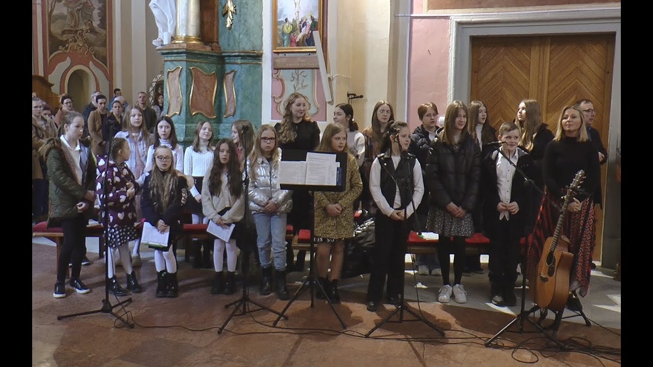 Występ scholi parafialnej z kościoła pw. św. Andrzeja Boboli w Łomży