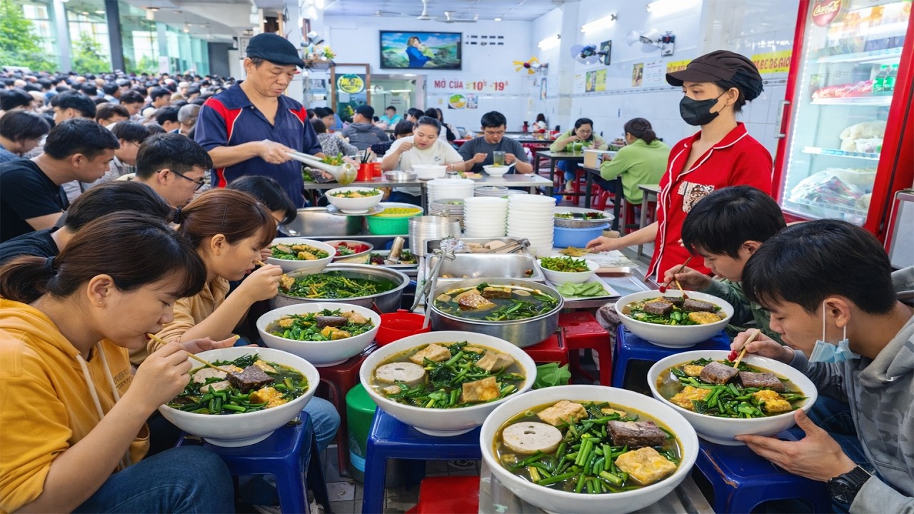 Phát Hiện Quán Canh Bún Núp Hẻm Tàu Lửa Gia Truyền 2 Đời Hơn 40 Năm Ở Sài Gòn