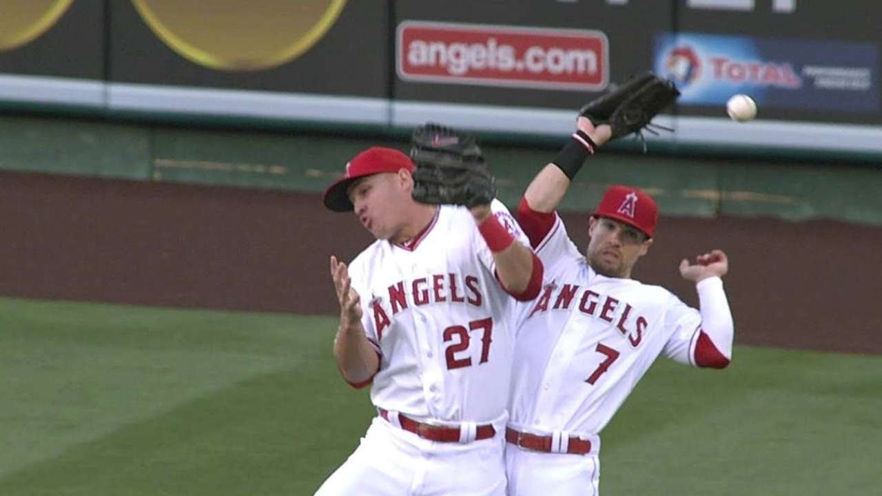 Jeter reaches as Trout drops can of corn