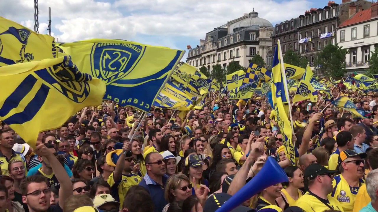 Clapping Place de Jaude pour l'arrivée du Bouclier de Brennus à Clermont-Ferrand
