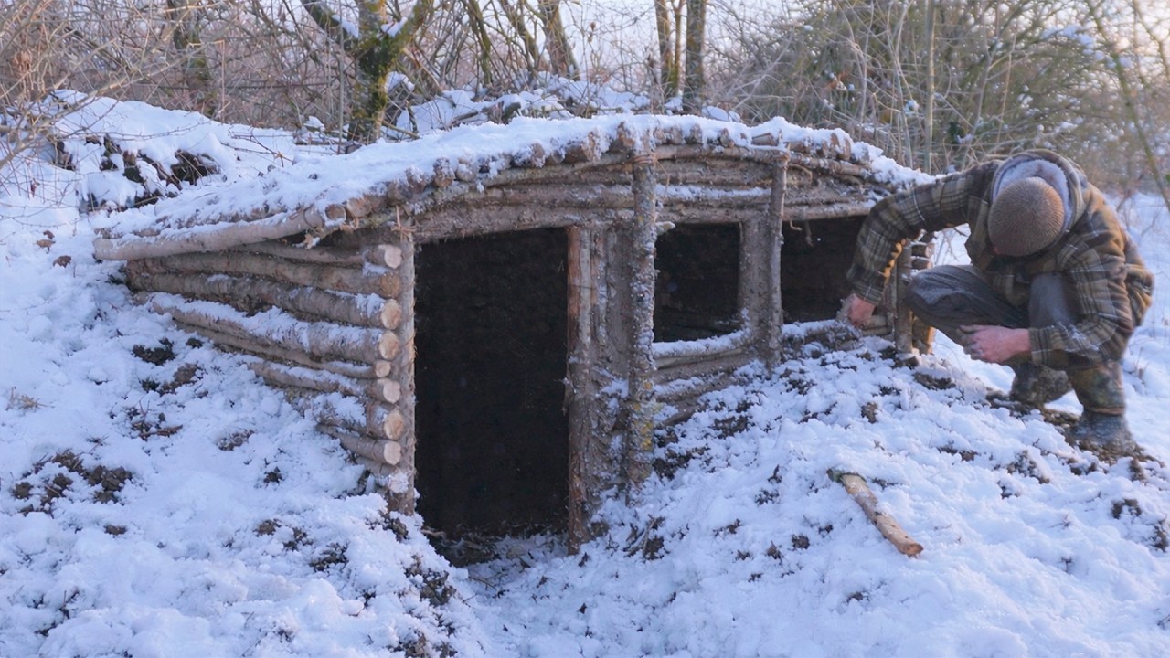 Bushcraft in a Snowstorm &ndash; Building a Warm Dugout Shelter in the Forest
