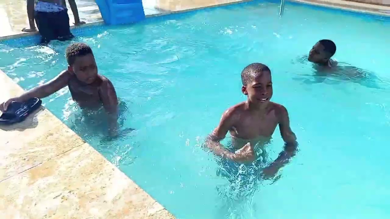 😭Ayuda hay tiburón en la piscina 🥹