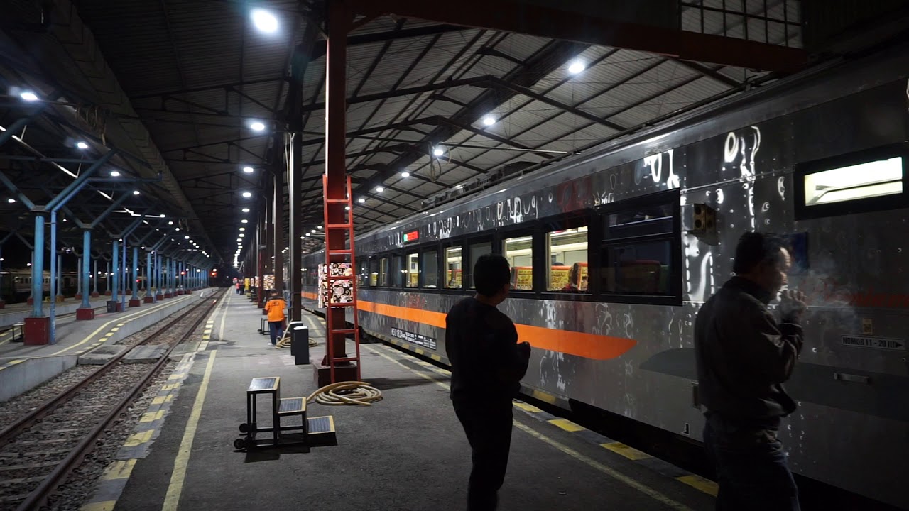 Suasana Keberangkatan KA Senja Utama Solo Dari Stasiun Purwokerto