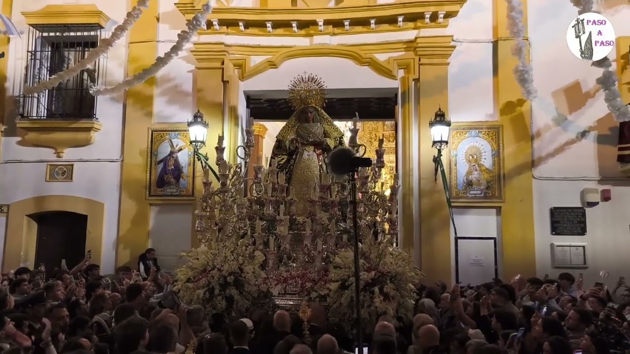 La Esperanza de Triana regresa a su casa de la calle Pureza tras la procesión extraordinaria.