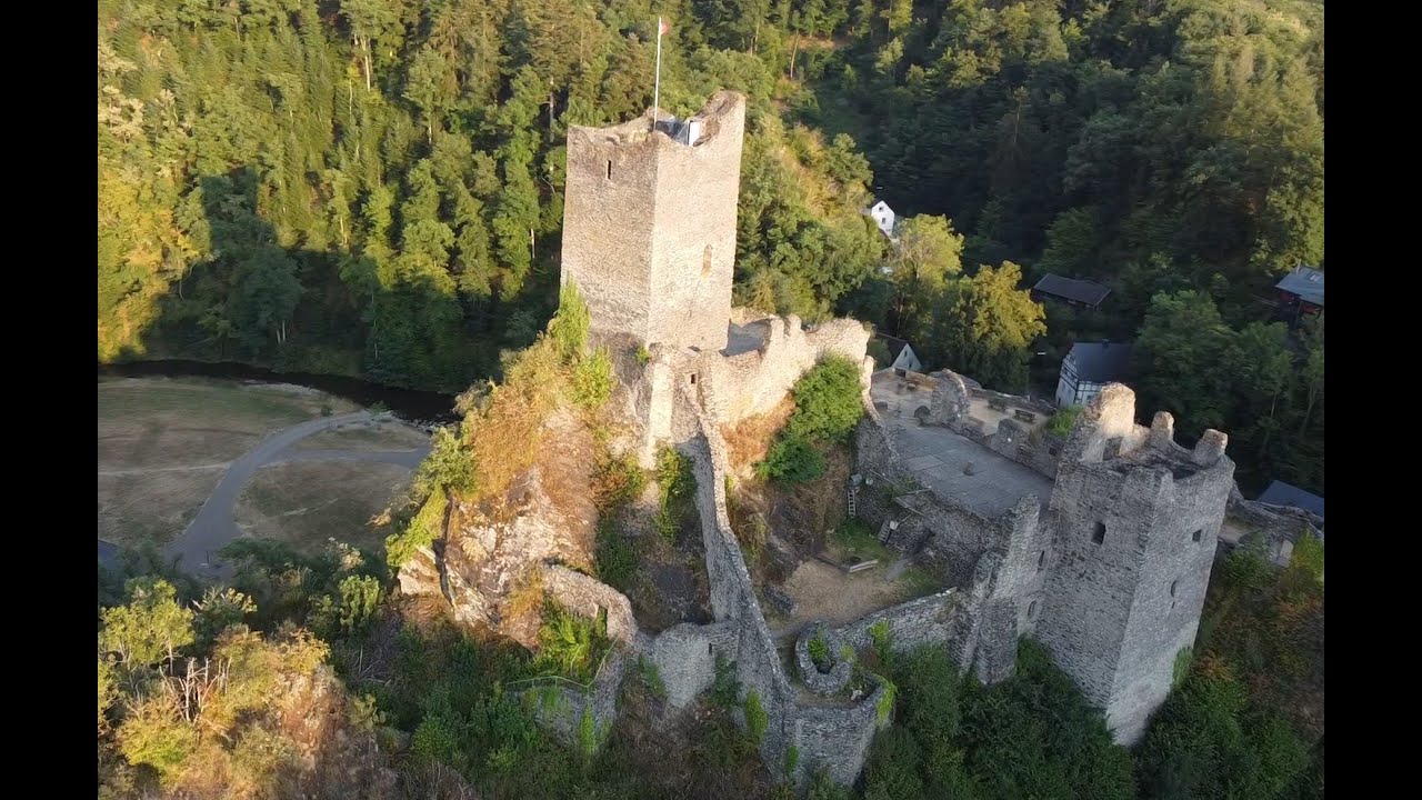 Manderscheider Burgen in der Vulkaneifel