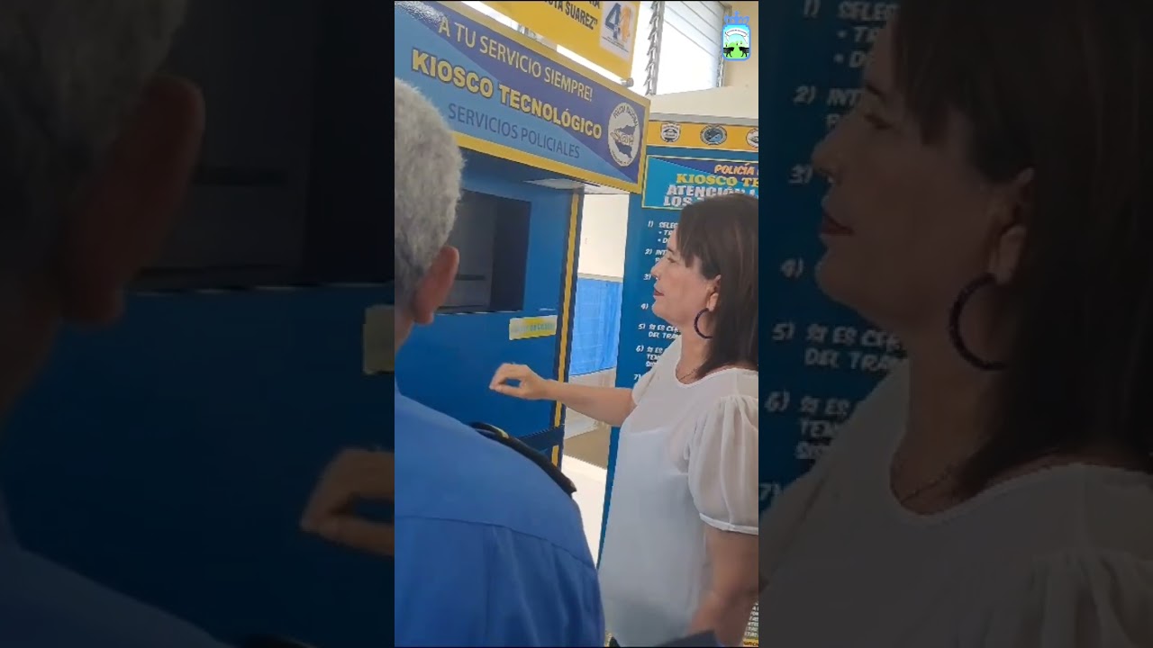 Alcaldesa, hace uso del kiosko tecnológico en policía de Ticuantepe.