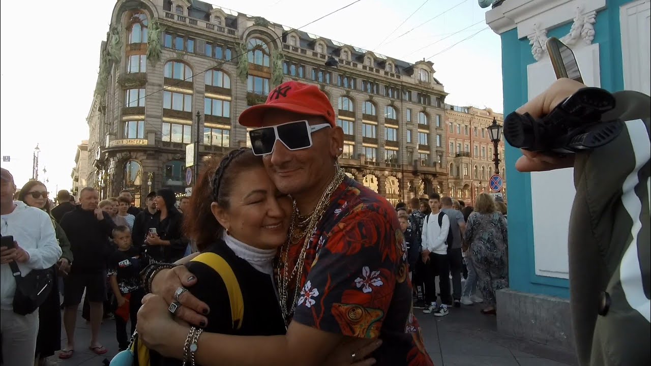 ПИТЕР ♥️ МАЙКЛ ПРЕДСТАВИЛ ВСЕМ СВОЮ МАМУ 🌹 ♥️НЕВСКИЙ ПРОСПЕКТ ♥️