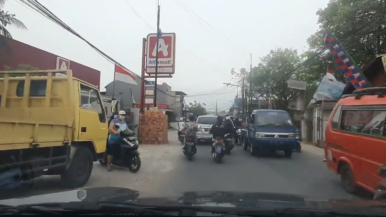 Suasana Jalan Ujung Harapan - Bekasi - Siang hari