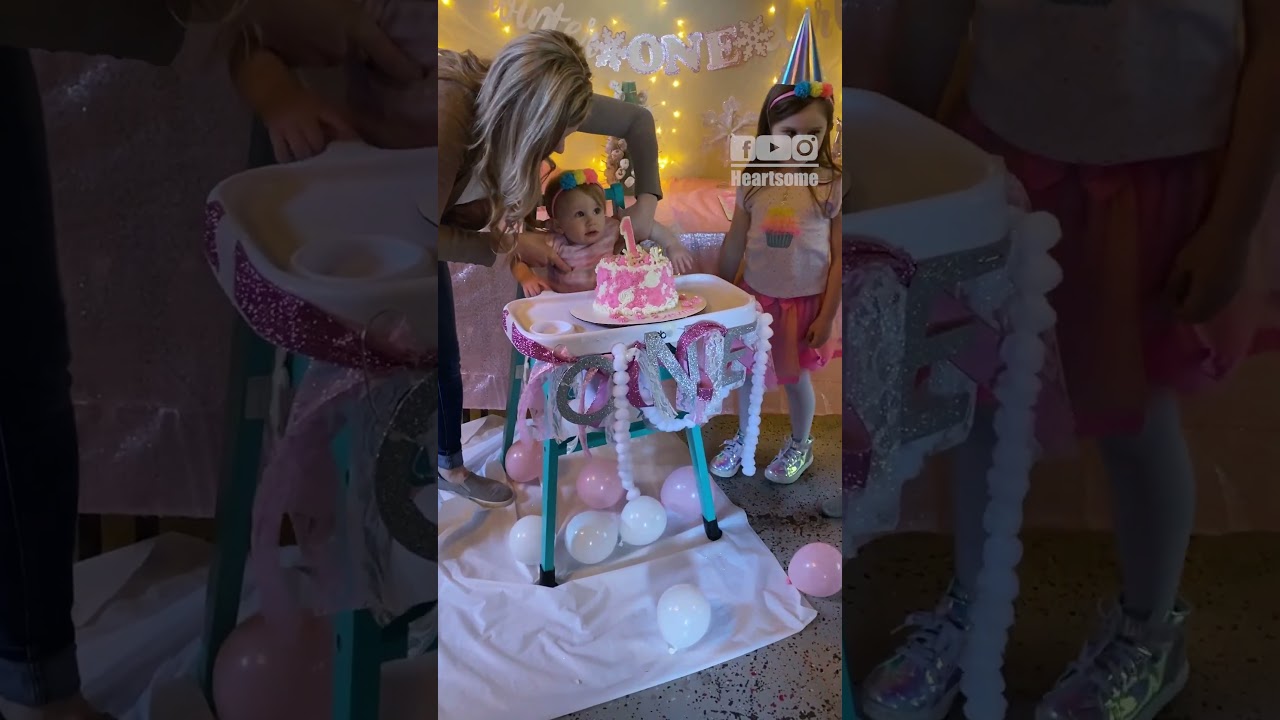Первый торт на день рождения малышки: эпичный провал 🎂😂 | Смешной момент с вечеринки || Трогатель...