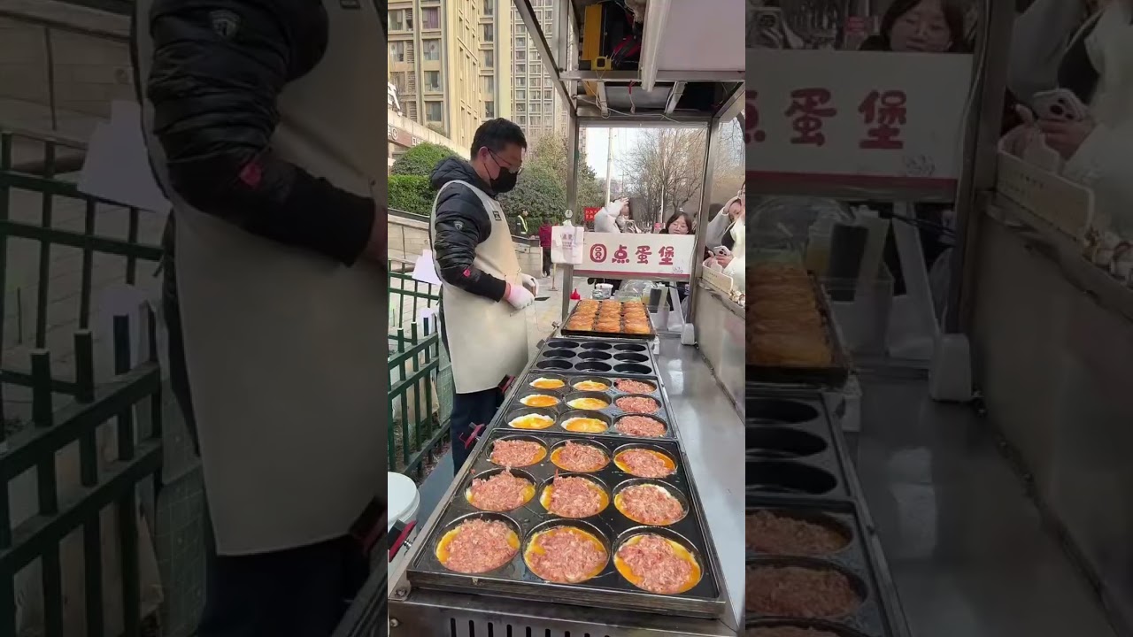 陕西路边的排队王！这肉蛋堡，外壳酥到掉渣，里面软嫩得像云朵，一口咬下去，肉汁和蛋香在嘴里爆炸，这就是幸福的滋味吧！#地方特色美食