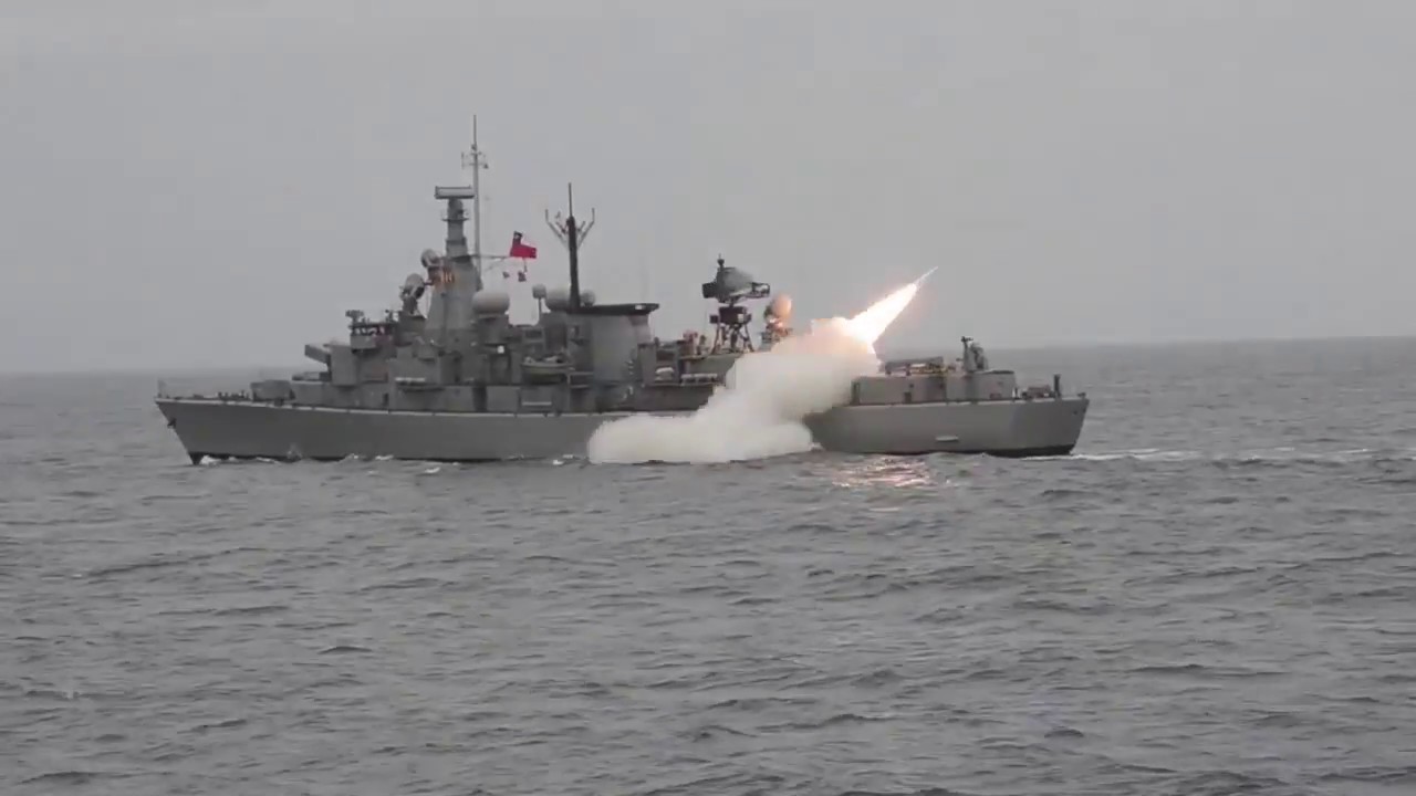 Armada de Chile lanzando Exocet, Harpoon, Mark 46, SM-1, RIM-7, etc..