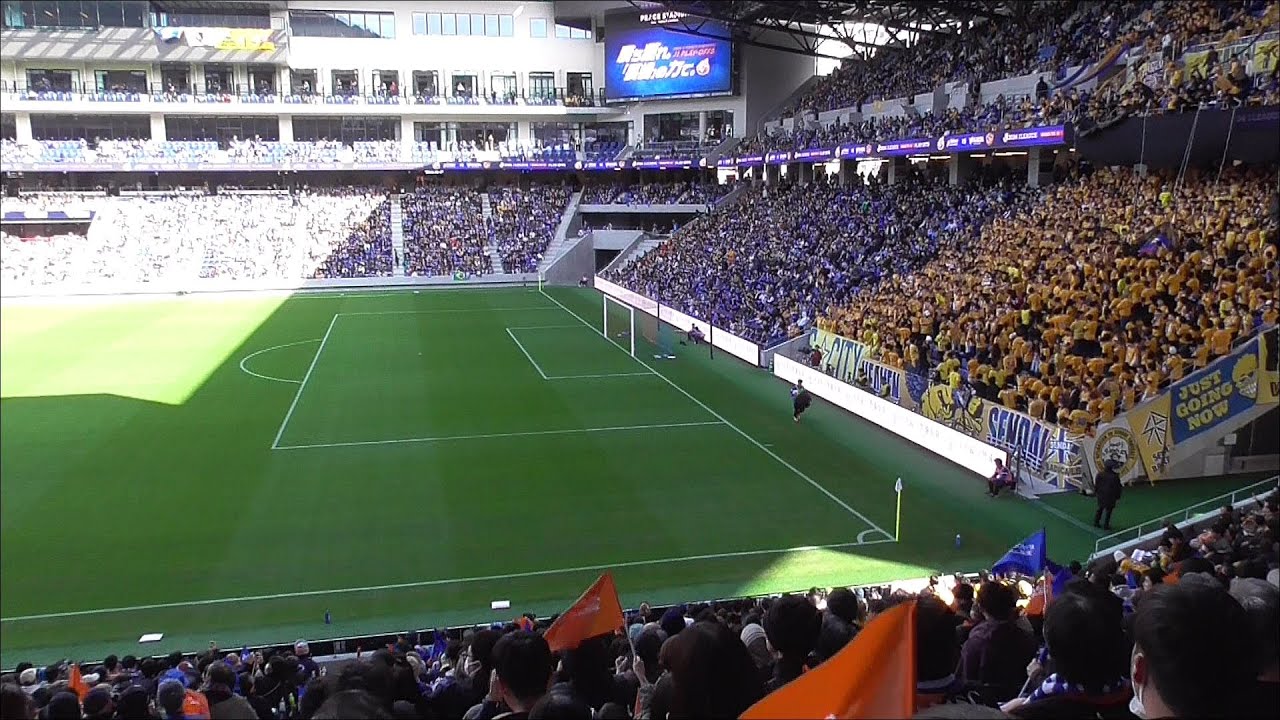 長崎スタジアムシティのホテルのバルコニーに向かって爆音のベガルタ仙台コールに長崎の観客ビビる。。　Ⅴ・ファーレン長崎ＶＳベガルタ仙台　ピーススタジアム　長崎スタジアムシティ　２０２４１２０１