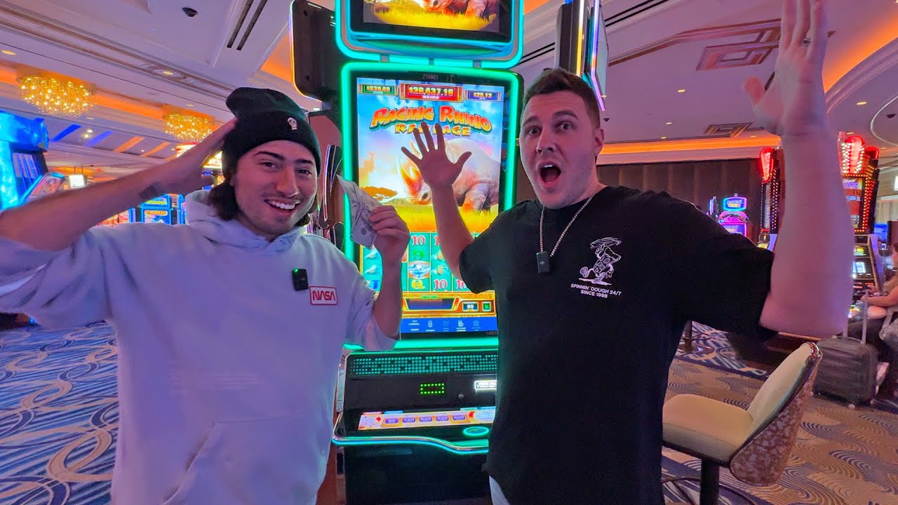 Can @SayHiToMatthew Win Big On This Palazzo Slot Machine?!