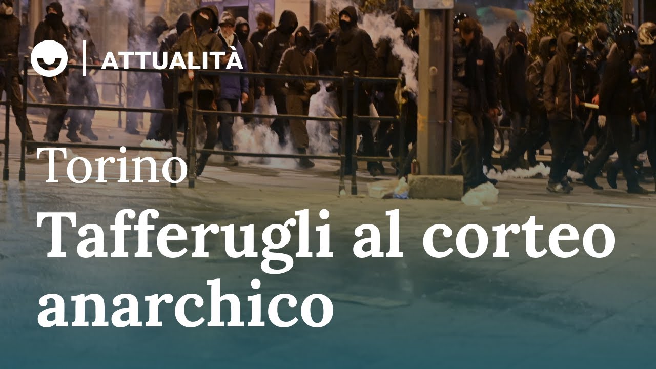 Disordini al corteo anarchico a Torino