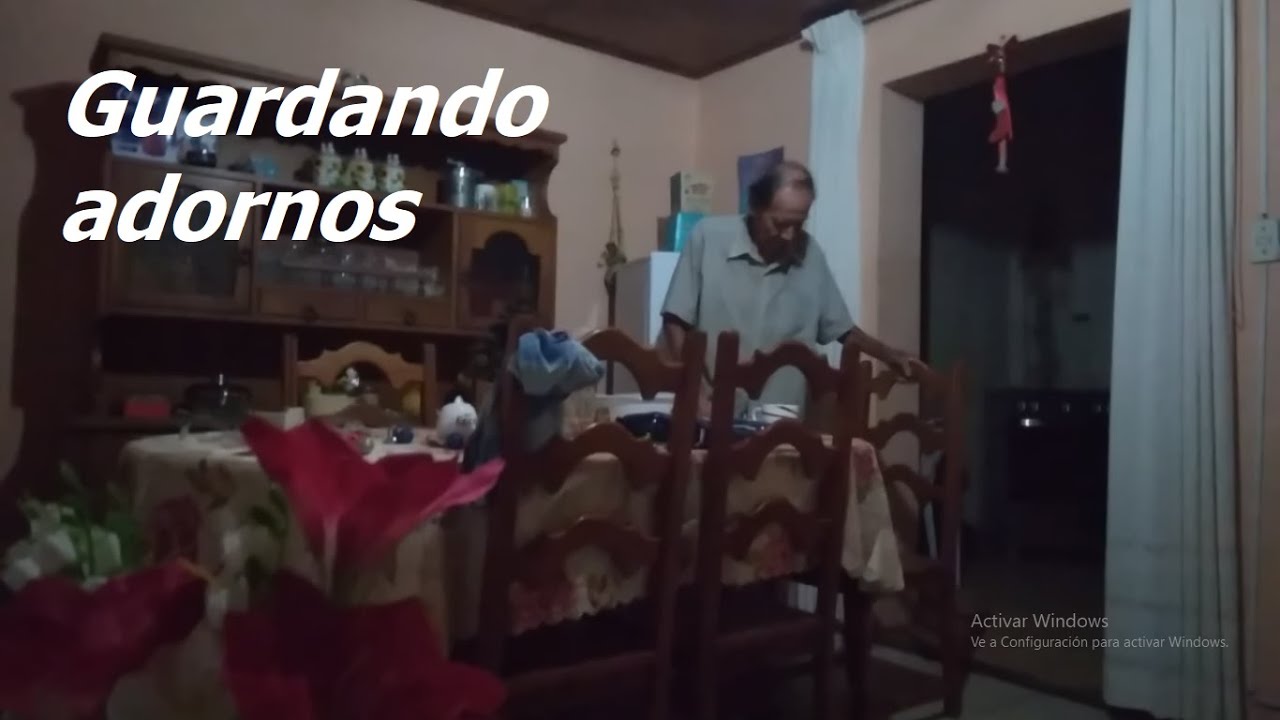20220106 200021 Guardando adornitos de Navidad en familia