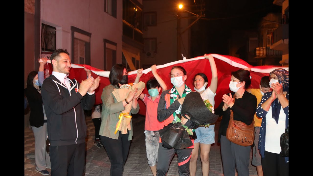 Dünya Şampiyonu Ayşe Begüm Onbaşı memleketinde coşkuyla karşılandı