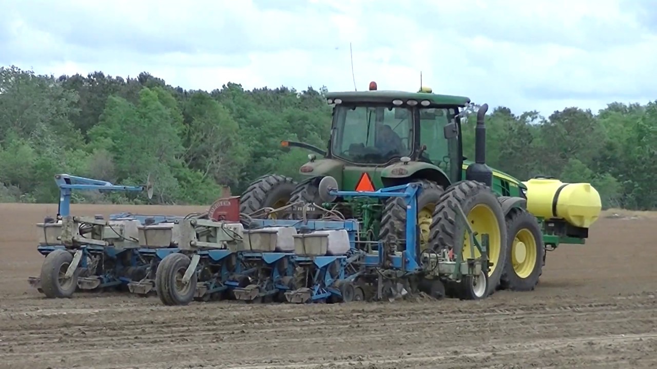 JOHN DEERE 8285R WITH MONOSEM PLANTER PLANTING CORN. SK FARMS FARMS 2019 CORN PLANTING PT1