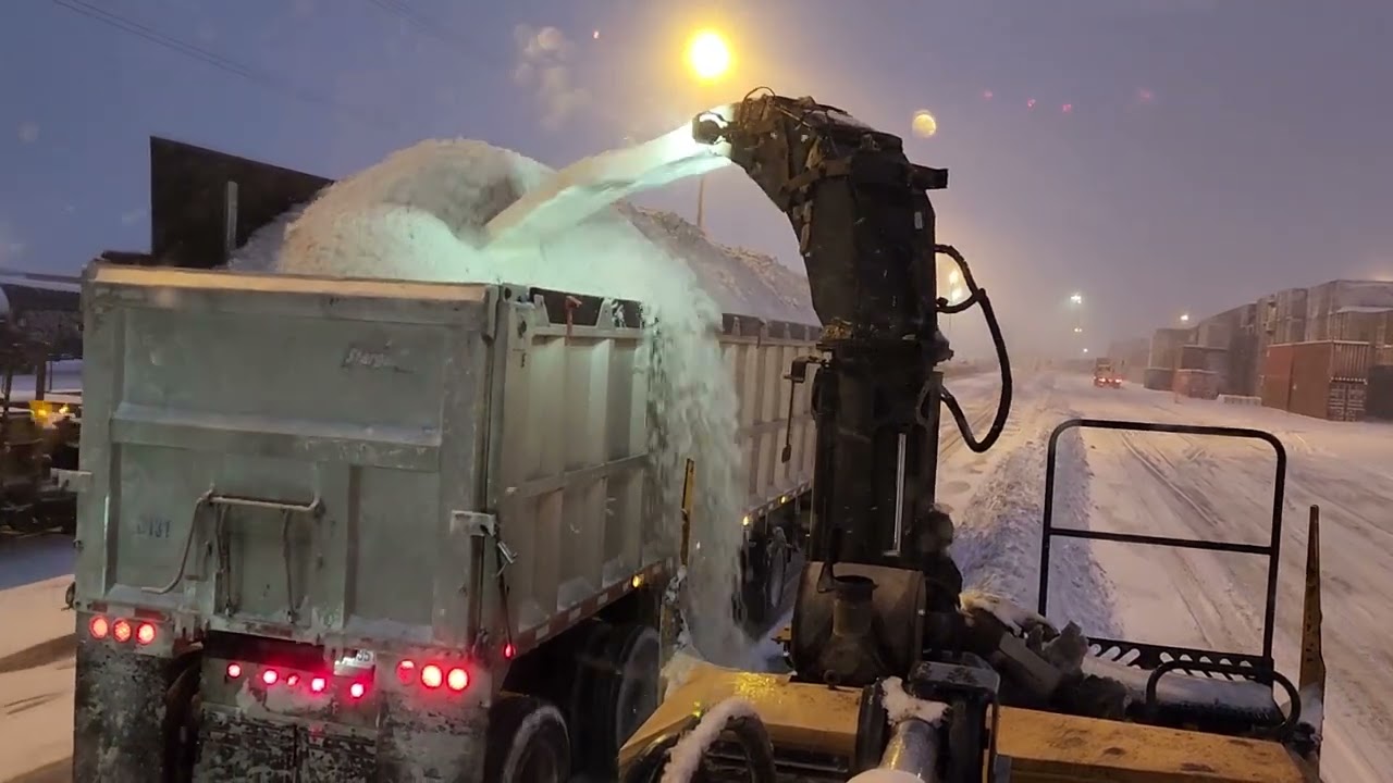 Opération chargement de la neige 13 janvier 2023 à Montréal avec un Larue D60