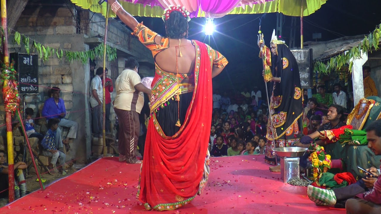 જય મહાકાળી રામામંડળ રાજકોટ વિજયભાઈ દેસાણીના અવાજ મા મહુવા ગામના આંગણે રમાયેલ રામામંડળ ની મોજ
