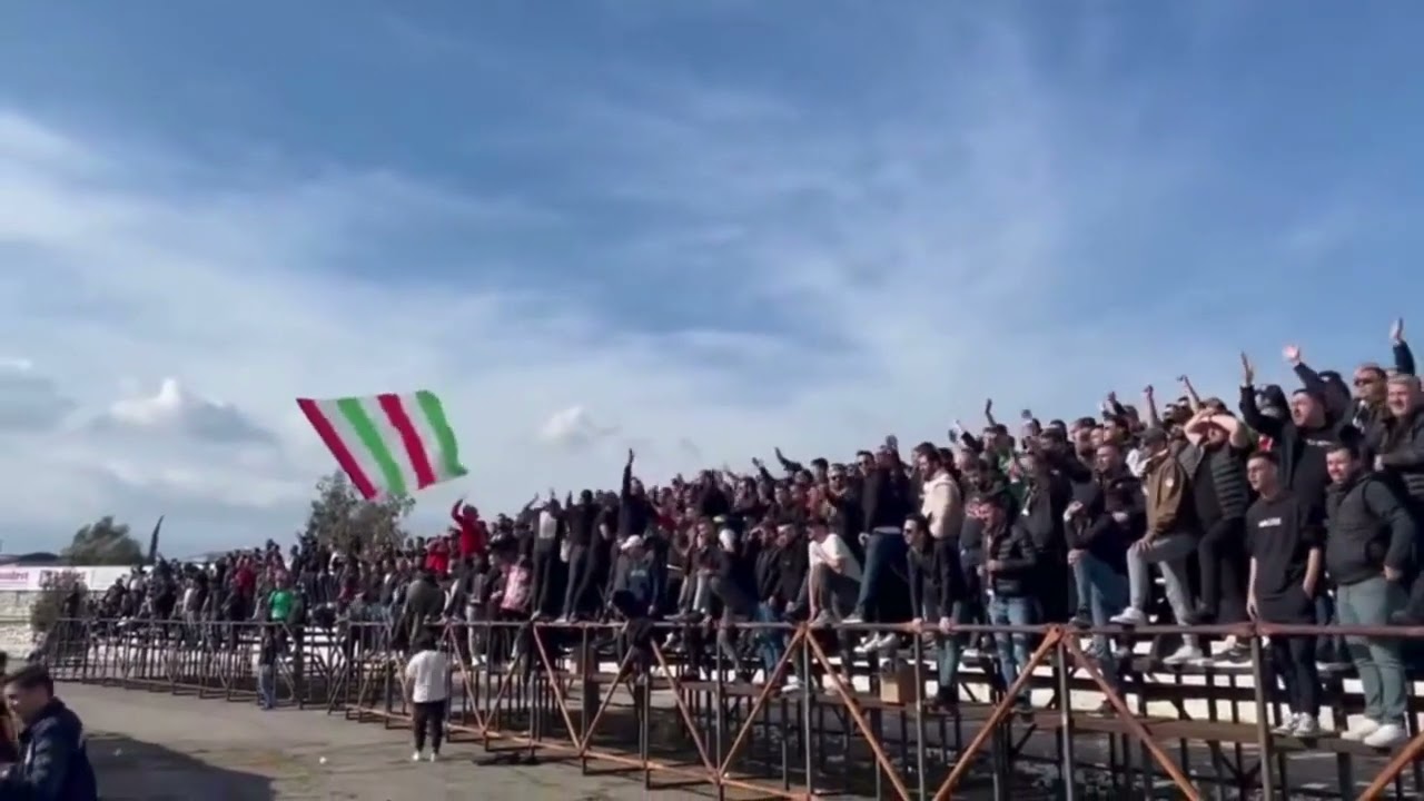 Karşıyaka tribünü Turgutluspor Deplasmanında