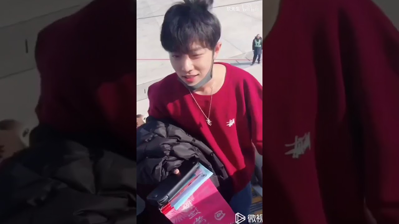 【肖战】机场劈叉式走路集微踩点，超帅私服加大长腿太养眼啦！小赞时尚日常穿搭走路带风哇