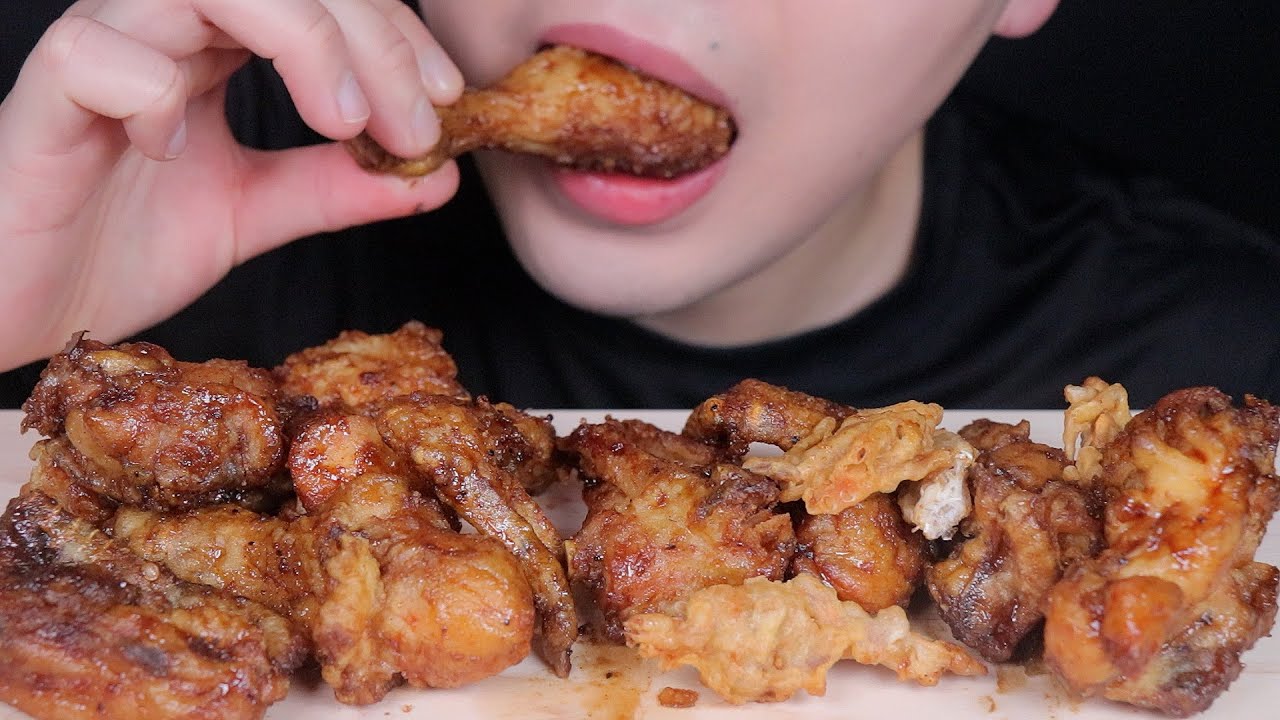 ASMR * Fried Chicken with Soy Sauce and Black pepper EATING SOUND MUKBANG 먹방 치킨 플러스 B.K 치킨 (블랙킹)