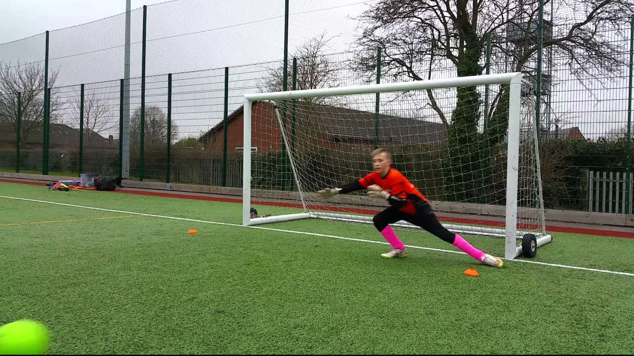 Amazing young goalkeeper in Stoke (just4keepers)
