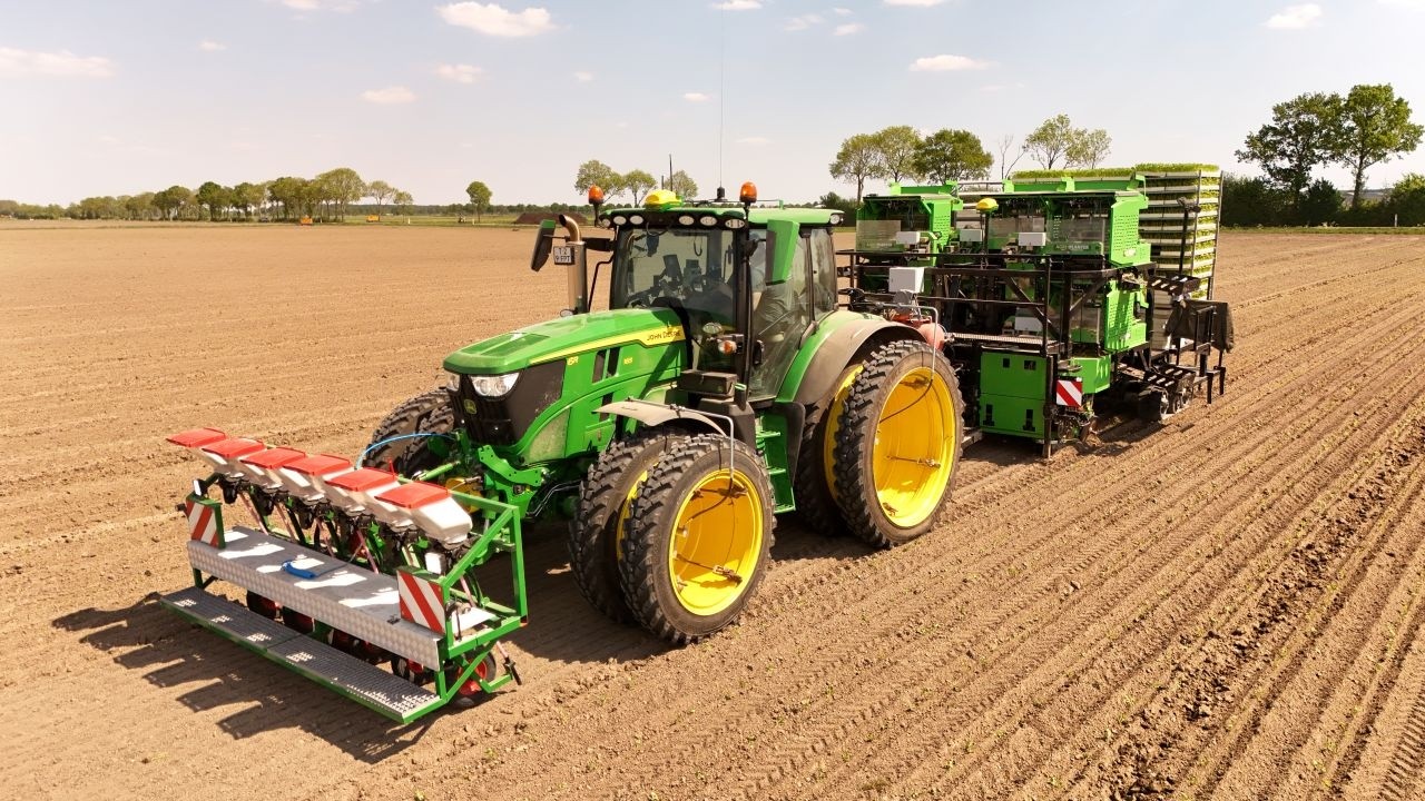 ILTOM BV met 6 rijge agriplanter en John Deere 6r185/ Eede
