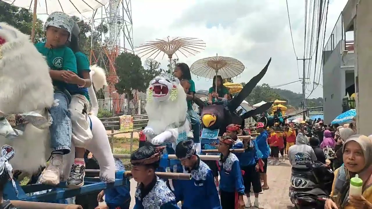 Arak-arakan Rajawali Seni Benjang Mekar Budaya Cipicung Cinangka 