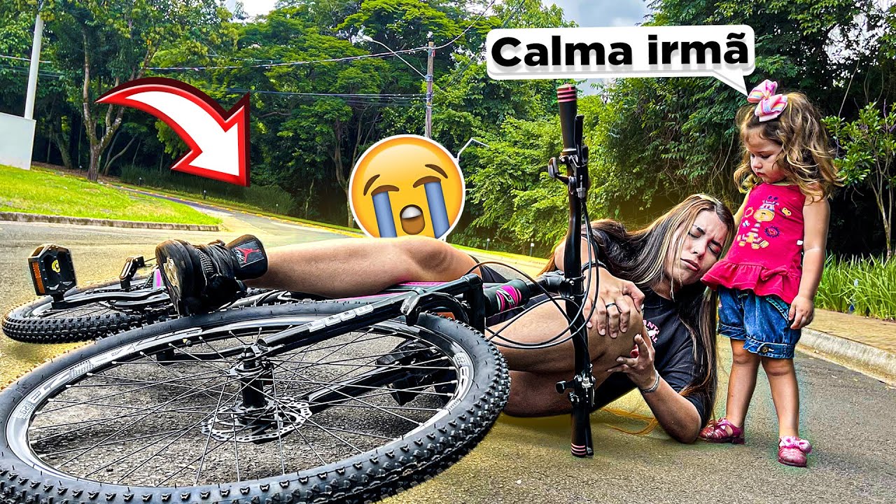 CAI DE BICICLETA NO MEIO DA RUA E MINHA IRMÃZINHA CUIDOU DE MIM!! (me machuquei)
