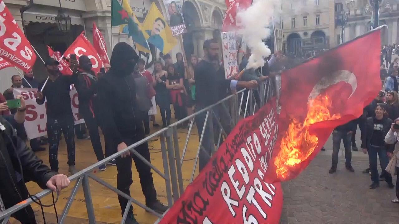 Primo Maggio a Torino, bruciata in piazza la bandiera turca