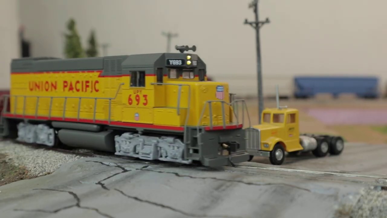 Review: Walthers Trainline GP15-1