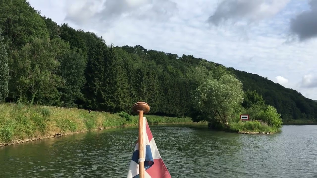 Navigation Fluviale sur la Meuse. Athl&egrave;te &agrave; Bord.