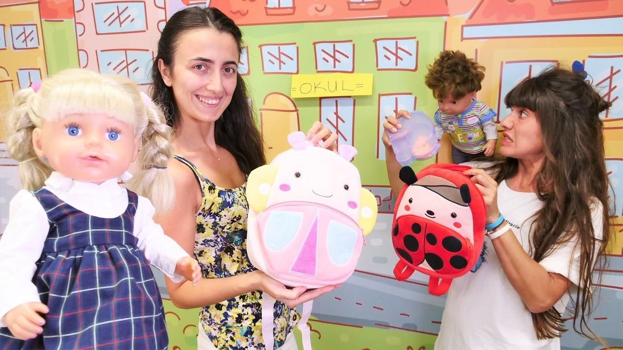 Kız oyunları. Sevcan ve &Uuml;mit, Baby Born oyuncaklarını okula hazırlıyorlar. Evcilik oyunu.